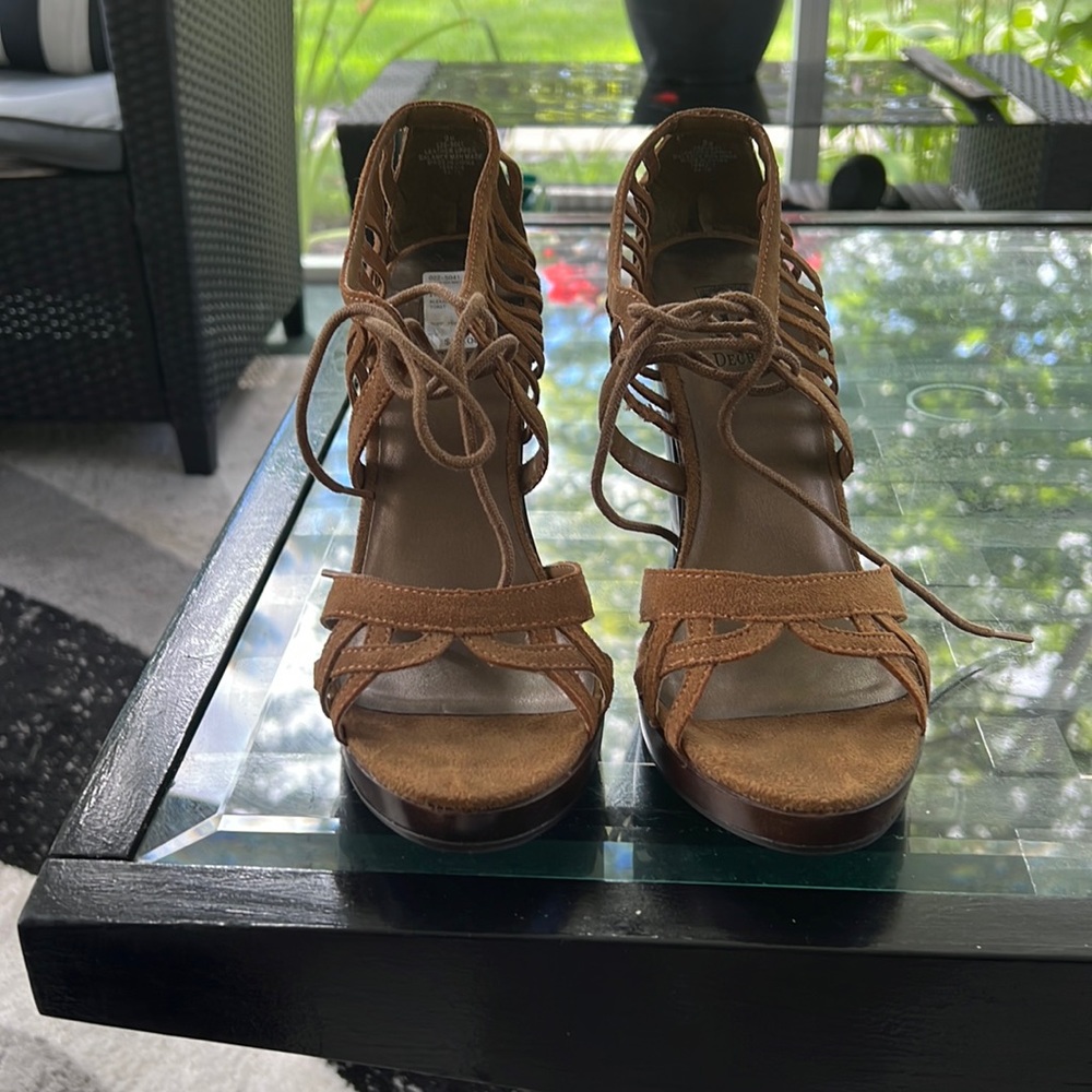 Decree tan suede tie up ladies platform heel size 9